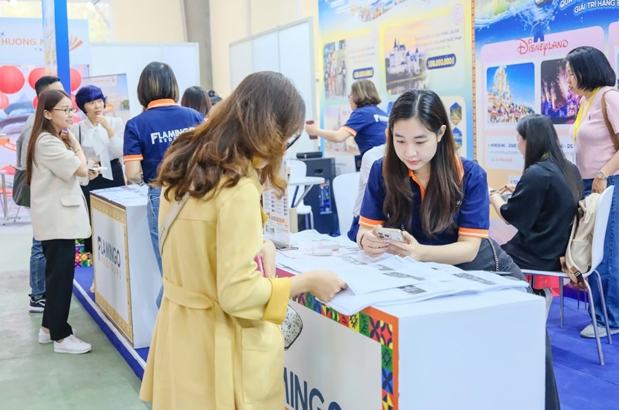 하노이 2025 국제 관광 박람회에서 관광객을 위한 관광 상품 컨설팅. Tư vấn các sản phẩm du lịch cho du khách tại Hội chợ du lịch quốc tế - VITM Hà Nội 2025.