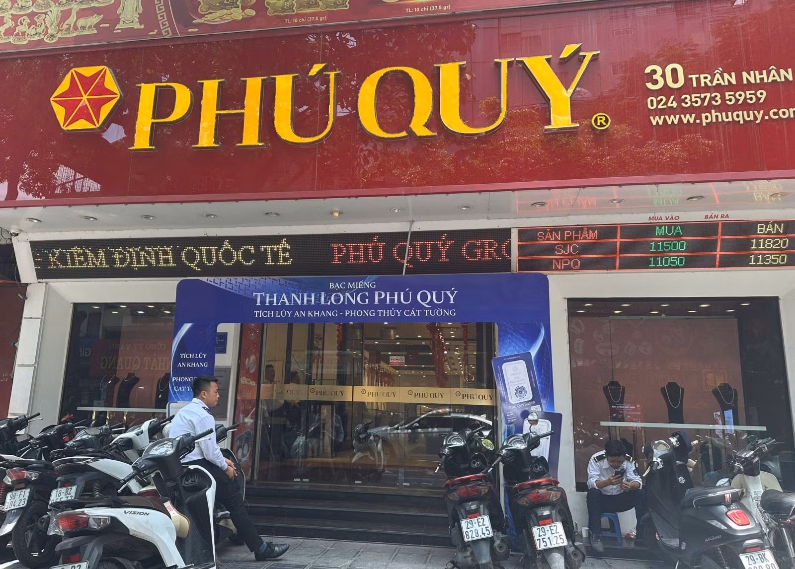 Cửa hàng Phú Quý tại Hà Nội cũng không có đông khách đến mua vàng.