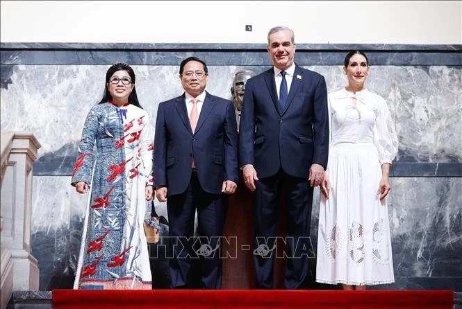 Tổng thống Dominicana Luis Abinader Corona và Phu nhân đón Thủ tướng Phạm Minh Chính và Phu nhân. Ảnh: Dương Giang/TTXVN