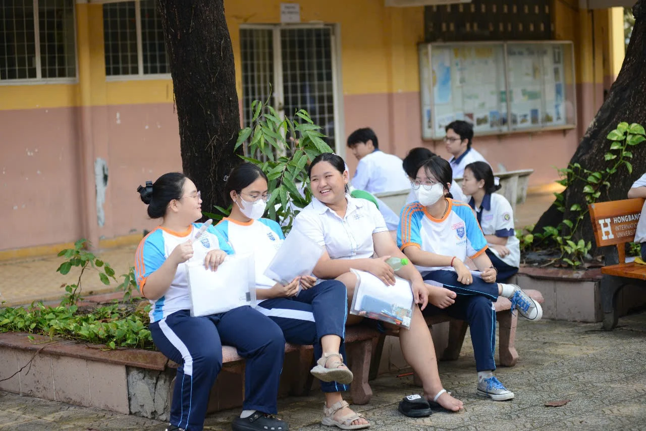 Thí sinh trao đổi trước khi vào phòng thi.