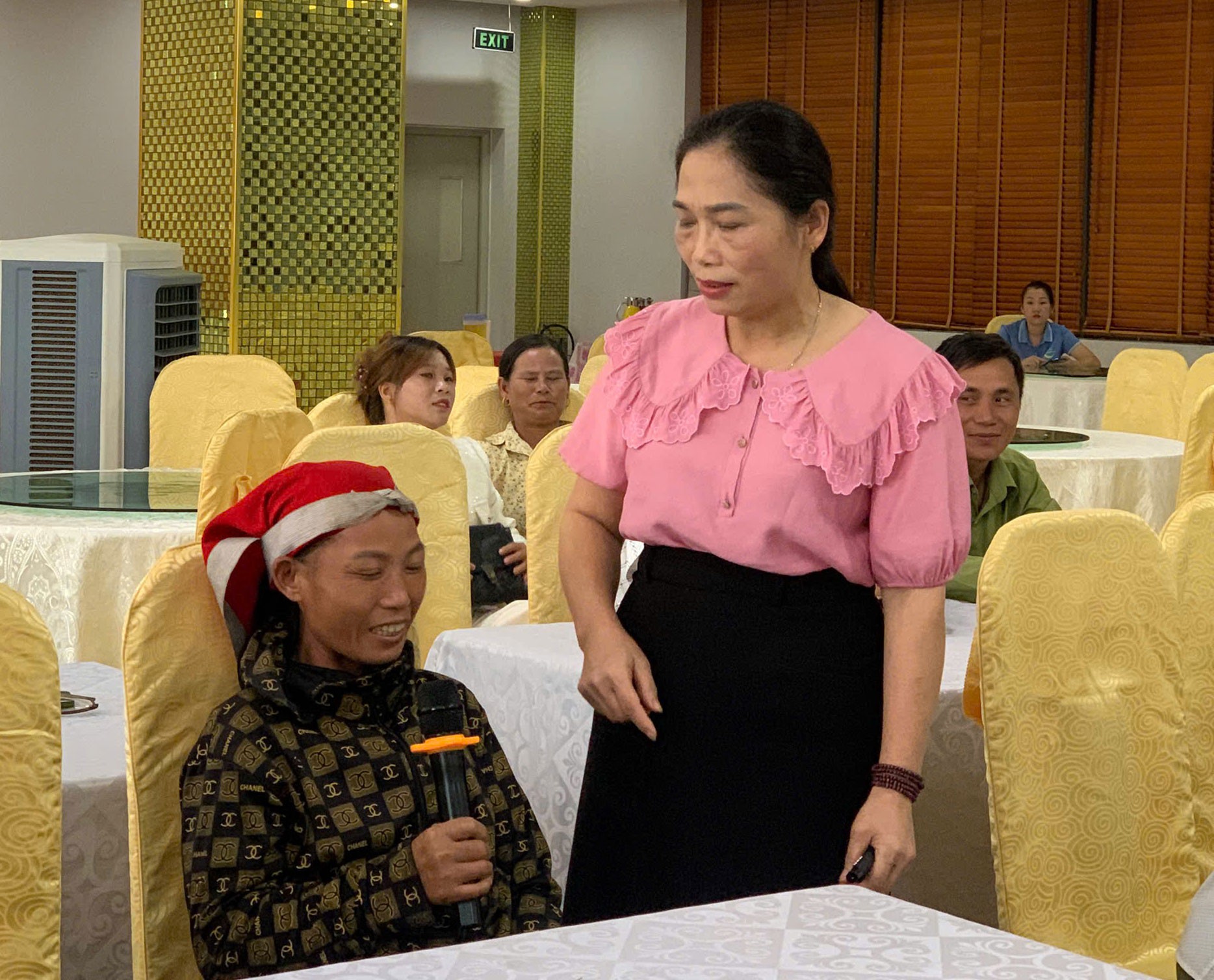 គណៈប្រតិភូបានផ្លាស់ប្តូរ និងចែករំលែកបទពិសោធន៍ និងការអនុវត្តល្អស្តីពីសមភាពយេនឌ័រ។ trao-d-i-2.jpg