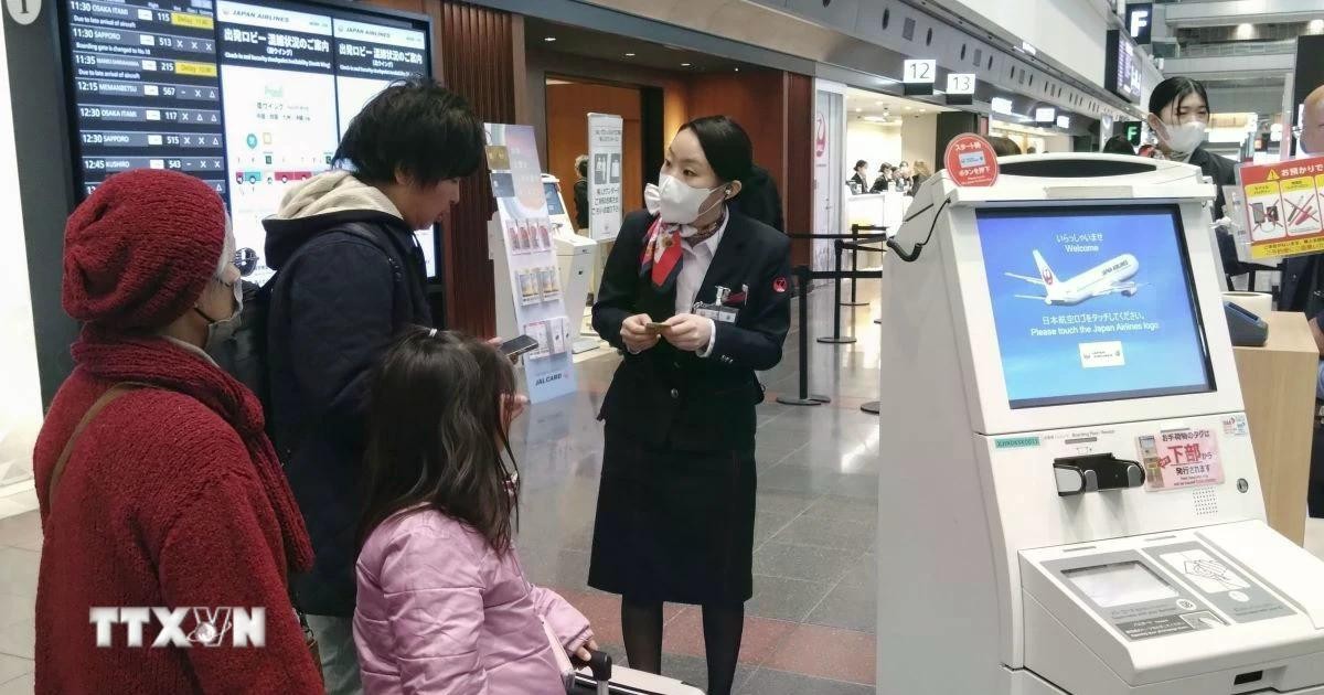 Hướng dẫn hành khách tại sân bay Haneda ở Tokyo, Nhật Bản. ttxvn-japan-airlines.jpg