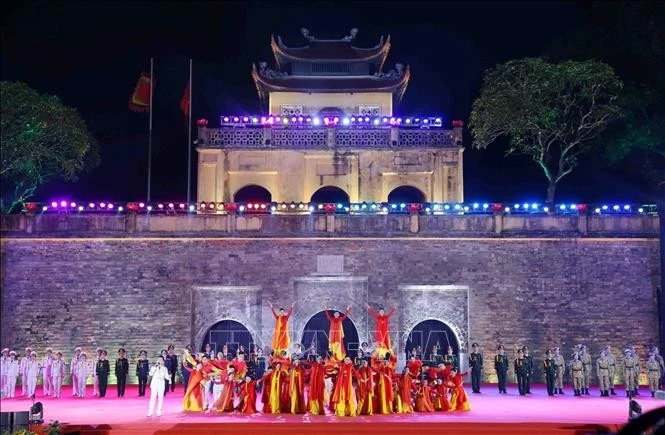 Chương trình biểu diễn nghệ thuật của các nghệ sĩ Nhà hát ca múa nhạc Quân đội nhân dân Việt Nam. Ảnh: Phạm Kiên/TTXVN