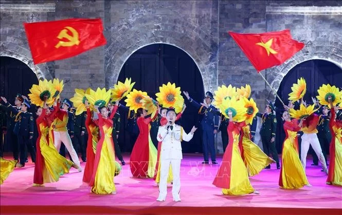 Chương trình biểu diễn nghệ thuật của các nghệ sĩ Nhà hát ca múa nhạc Quân đội nhân dân Việt Nam. Ảnh: Phạm Kiên/TTXVN