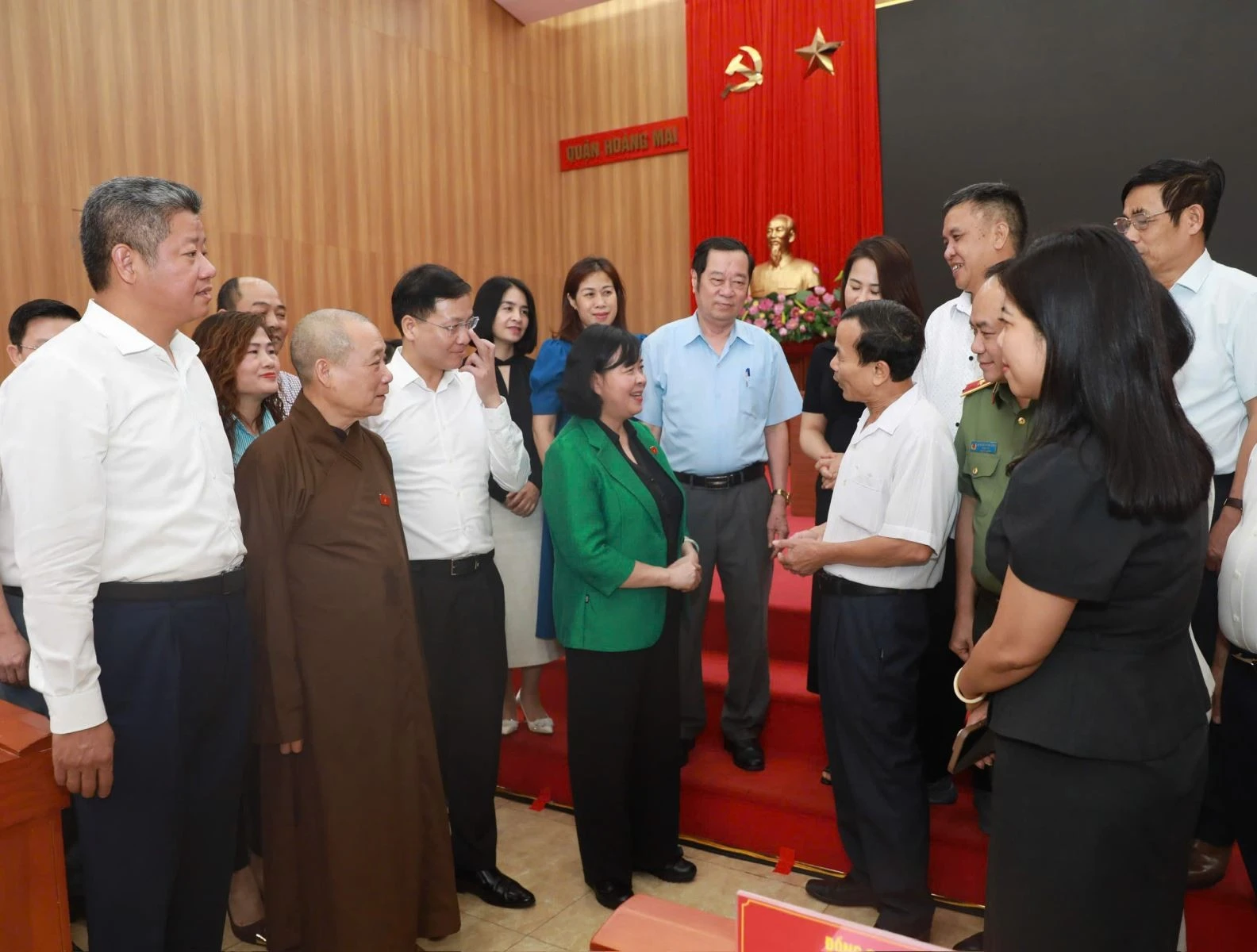 Bí thư Thành ủy Hà Nội Bùi Thị Minh Hoài tra đổi với cử tri quận Hoàng Mai. Ảnh: Minh Hải