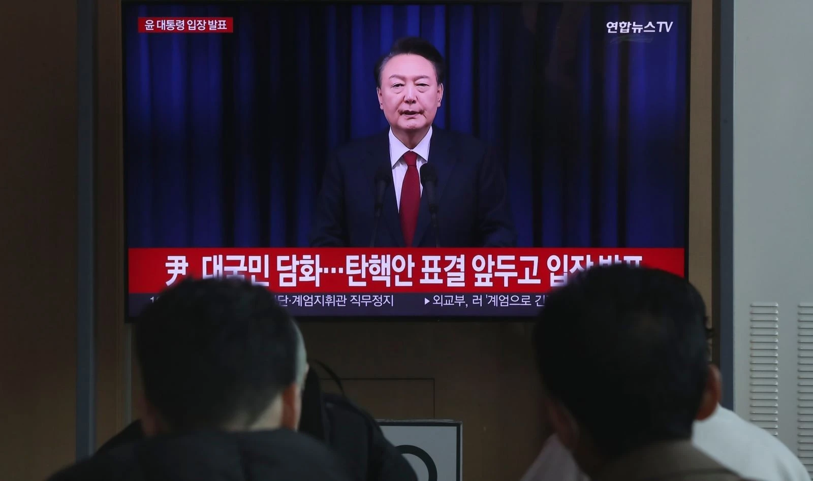 Người dân theo dõi bài phát biểu của Tổng thống Hàn Quốc Yoon Suk Yeol qua truyền hình, tại Seoul ngày 7/12/2024. Ảnh: THX/TTXVN