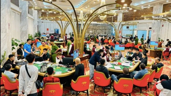 Hiện trường bắt giữ các đối tượng tổ chức đánh bạc.