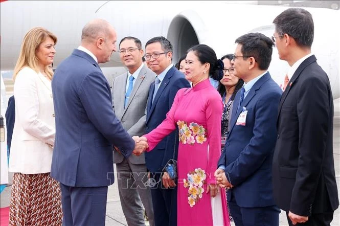 Thứ trưởng Bộ Ngoại giao Phạm Thanh Bình, Đại sứ Việt Nam tại Bulgaria Đỗ Hoàng Long, cùng một số cán bộ của Văn phòng Chủ tịch nước, Bộ Ngoại giao đón Tổng thống Cộng hòa Bulgaria Rumen Radev và Phu nhân tại sân bay quốc tế Nội Bài, Hà Nội. Ảnh: Phạm Kiên/TTXVN