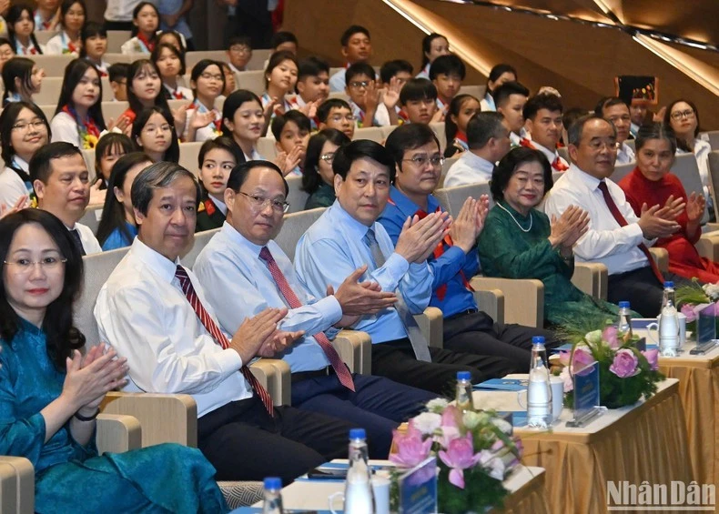 Chủ tịch nước Lương Cường và các đại biểu dự buổi lễ. (Ảnh: THỦY NGUYÊN)