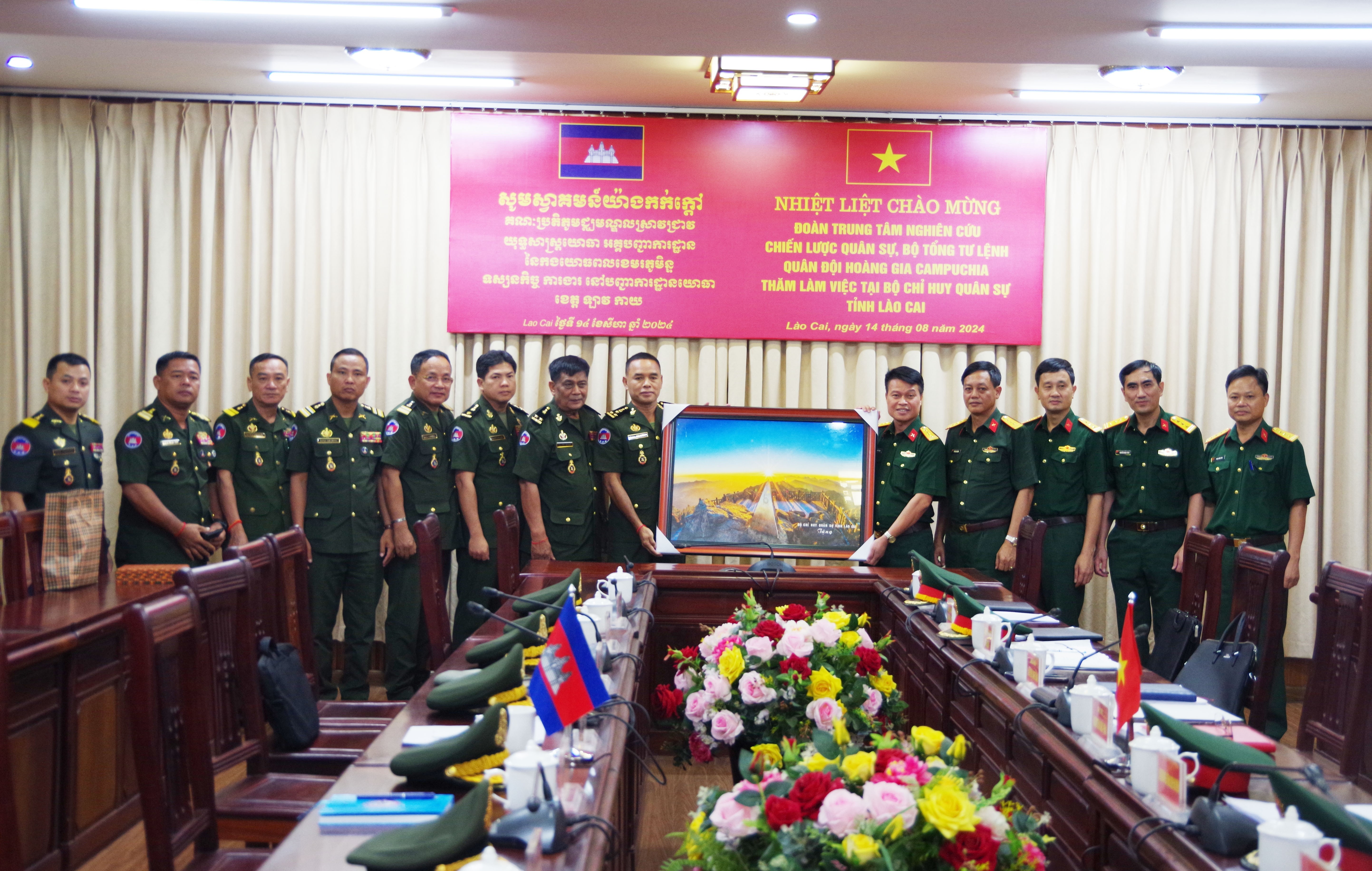 Đoàn cán bộ Quân đội Hoàng gia Campuchia làm việc tại Bộ Chỉ huy Quân sự tỉnh Lào Cai. anh-6.jpg
