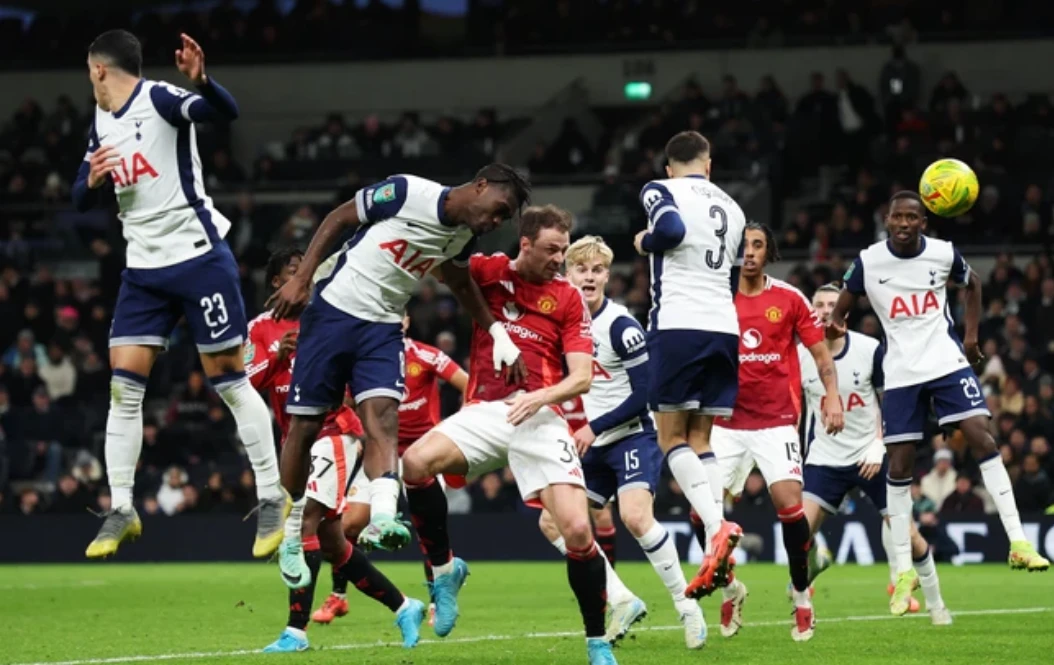 Tottenham và Man United sẽ phải nỗ lực để thoát khỏi vị trí ở nửa sau bảng xếp hạng Ngoại hạng Anh. Ảnh: DM