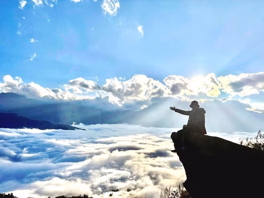 Biển mây bồng bềnh mang đến vẻ đẹp thơ mộng, huyền ảo của đỉnh Lảo Thẩn. Đỉnh núi Lảo Thẩn là điểm đến chinh phục hành trình leo núi của đông đảo du khách mọi miền.