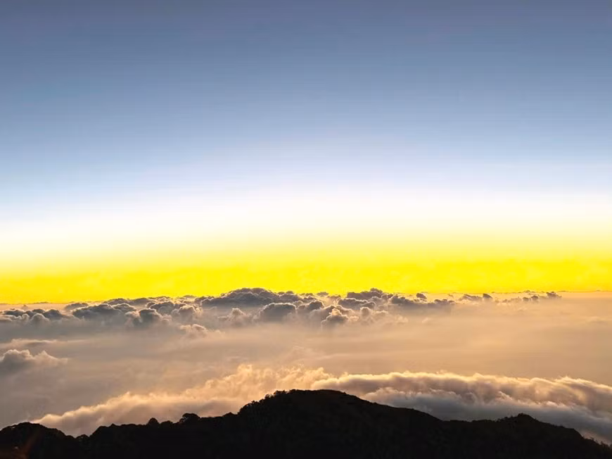 Biển mây rực vàng dậy lên từ phía chân trời tạo nên vẻ đẹp kỳ thú cho đỉnh Lảo Thẩn.