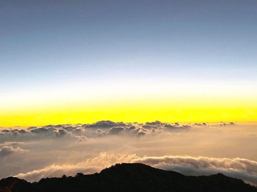Biển mây rực vàng dậy lên từ phía chân trời tạo nên vẻ đẹp kỳ thú cho đỉnh Lảo Thẩn.