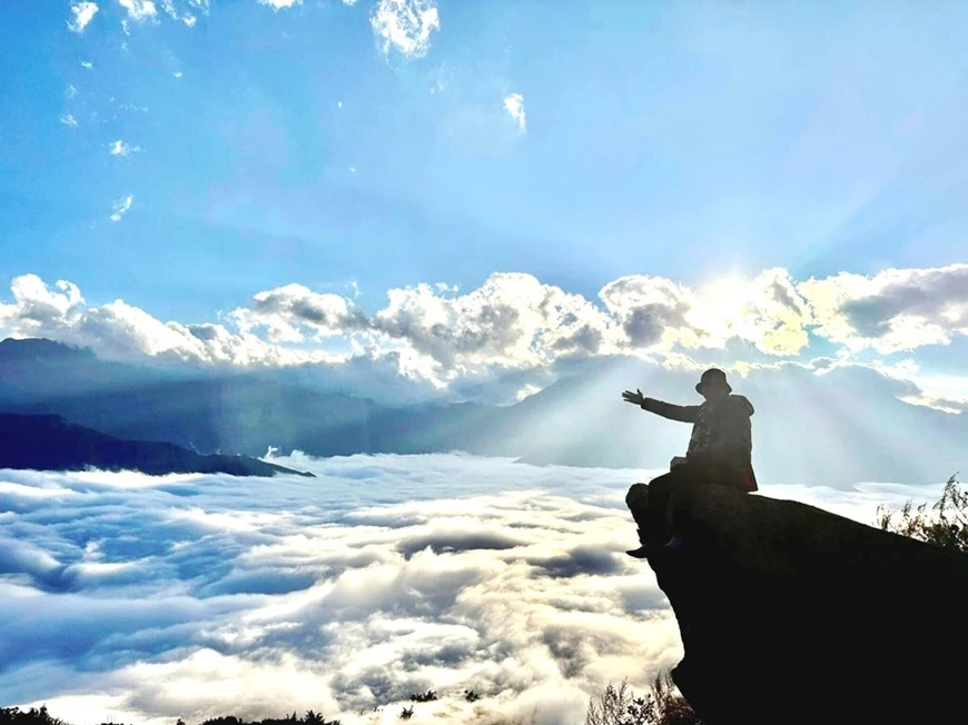 Biển mây bồng bềnh mang đến vẻ đẹp thơ mộng, huyền ảo của đỉnh Lảo Thẩn. Đỉnh núi Lảo Thẩn là điểm đến chinh phục hành trình leo núi của đông đảo du khách mọi miền.