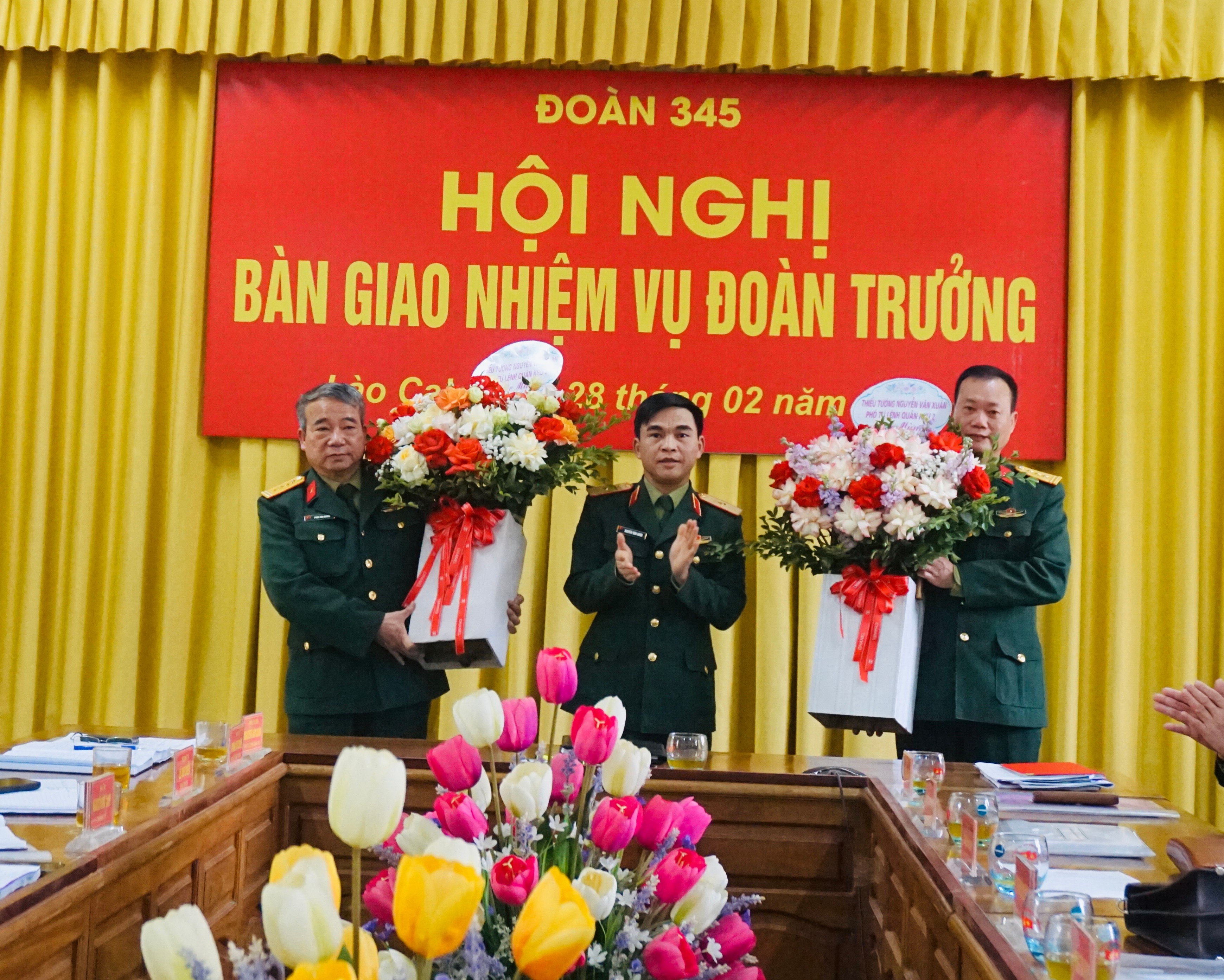 Thiếu tướng Nguyễn Văn Xuân, Phó Tư lệnh Quân khu 2 tặng hoa chúc mừng các đồng chí được điều động, bổ nhiệm chức vụ mới. thieu-tuong-nguyen-van-xuan-pho-tu-lenh-quan-khu-2-tang-hoa-chuc-mung-cac-dong-chi-duoc-dieu-dong-bo-nhiem-chuc-vu-moi-1.jpg