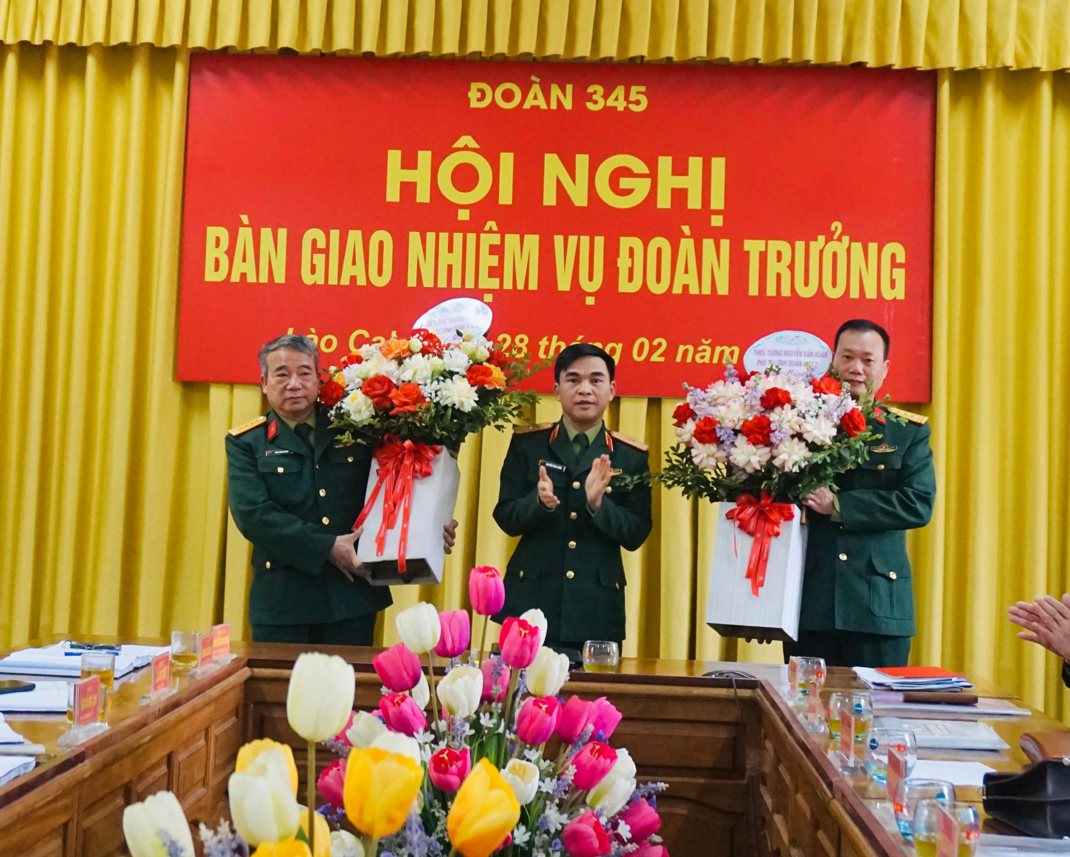 thieu-tuong-nguyen-van-xuan-pho-tu-lenh-quan-khu-2-tang-hoa-chuc-mung-cac-dong-chi-duoc-dieu-dong-bo-nhiem-chuc-vu-moi-1.jpg