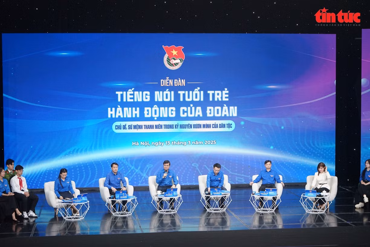 Ban Bí thư Trung ương Đoàn giải đáp những tâm tư, nguyện vọng của các đoàn viên, thanh niên tại diễn đàn.