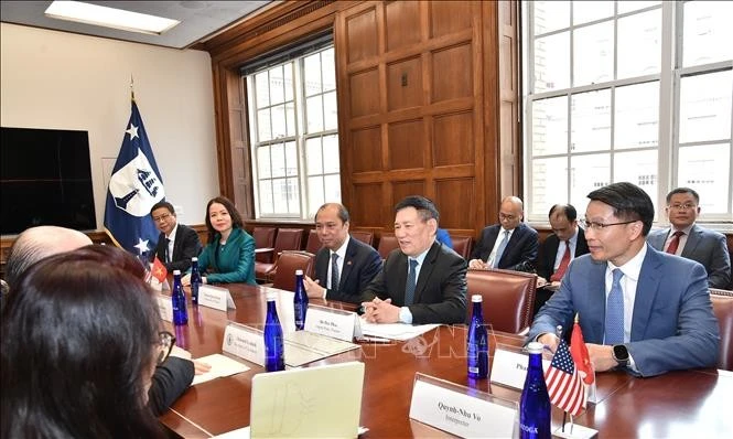 Phó Thủ tướng Hồ Đức Phớc trao đổi với Bộ trưởng Thương mại Hoa Kỳ Howard Lutnick. Ảnh: Nguyễn Hồng Nguyên/PV TTXVN tại Hoa Kỳ