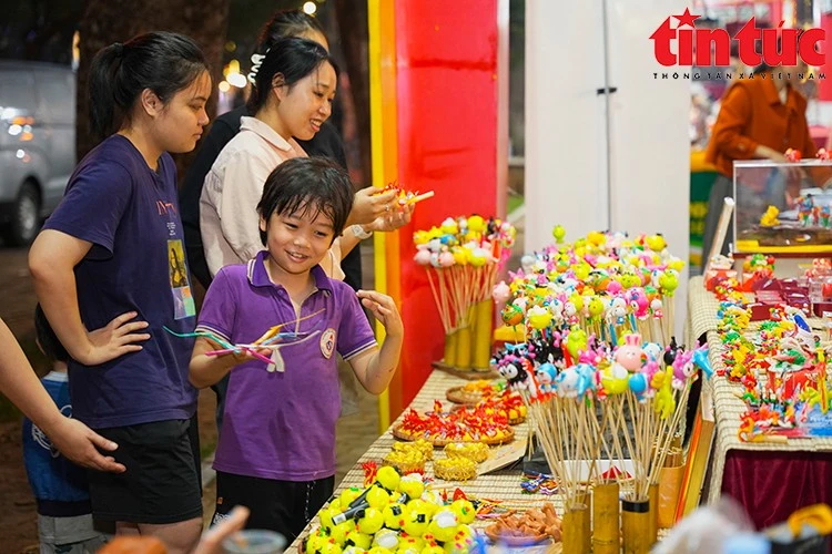 Du khách trải nghiệm tại các gian hàng.