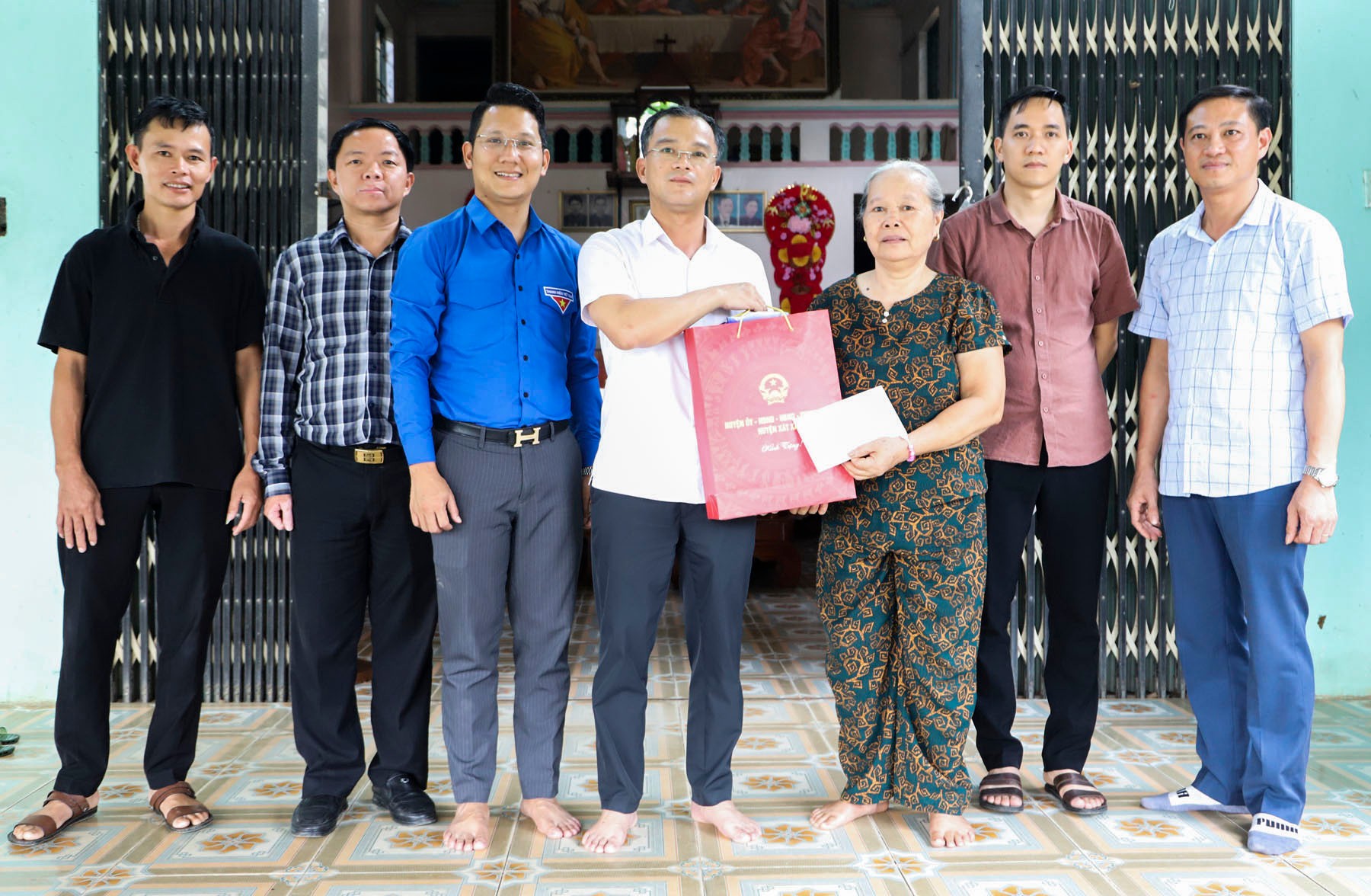 Đoàn công tác do đồng chí Nguyễn Thế Tài, Chủ tịch UBND huyện làm trưởng đoàn thăm hỏi, tặng quà gia đình ông Nguyễn Văn Sinh ở thôn Bầu Bàng, xã Cốc Mỳ. tham-hoi-tang-qua-gia-dinh-ong-nguyen-van-sinh-thon-bau-bang-xa-coc-my.jpg