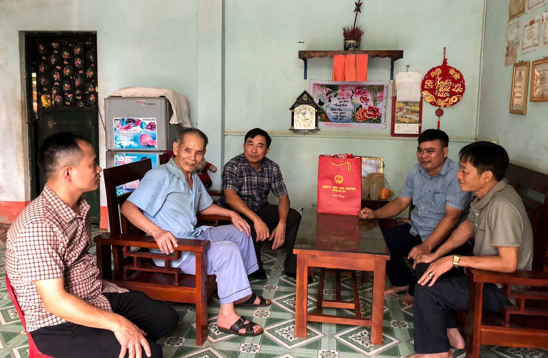 Thăm hỏi động viên ông Hoàng Anh Tân ở thôn KM4, xã Bản Vược. tham-hoi-dong-vien-ong-hoang-anh-tan-thon-km4-xa-ban-vuoc.jpg