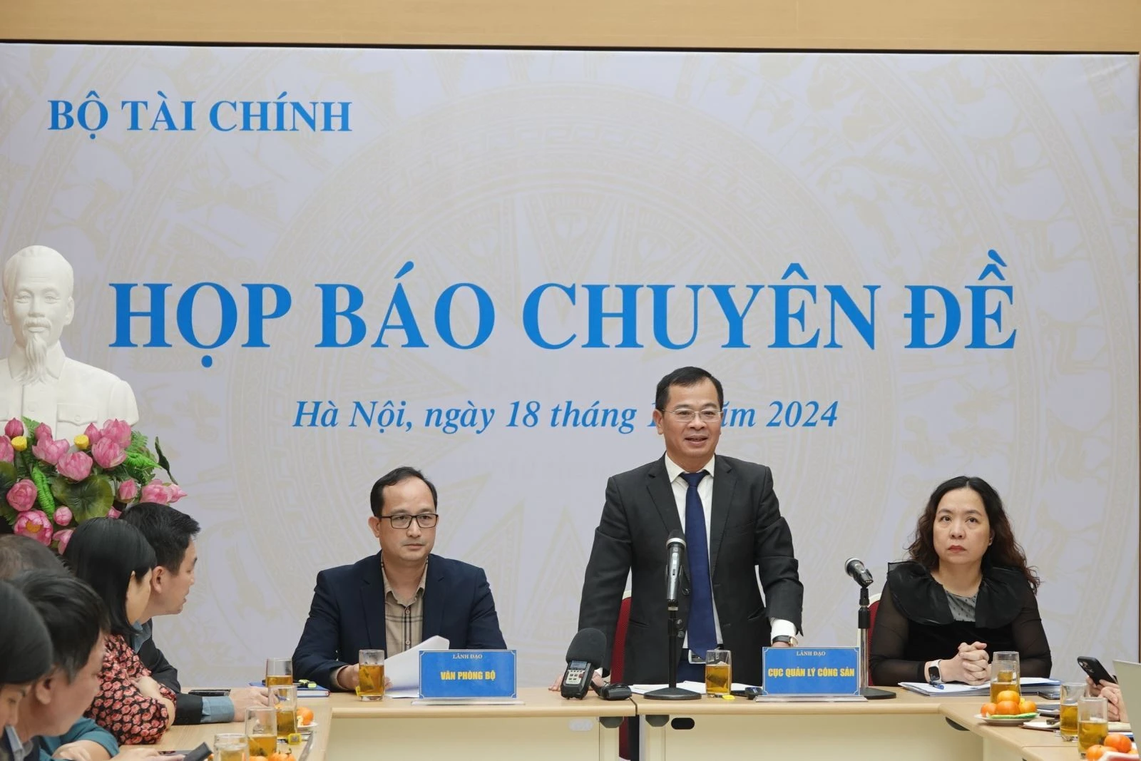 Cục trưởng Cục Quản lý Công sản (Bộ Tài chính), ông Nguyễn Tân Thịnh (giữa) trả lời báo chí chiều 18/12. Ảnh: BTC