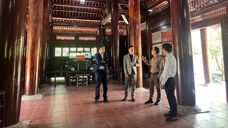 Khảo sát không gian tại Khu di tích để chọn vị trí phù hợp cho tác phẩm. Khảo sát không gian tại Khu di tích để chọn vị trí phù hợp cho tác phẩm.