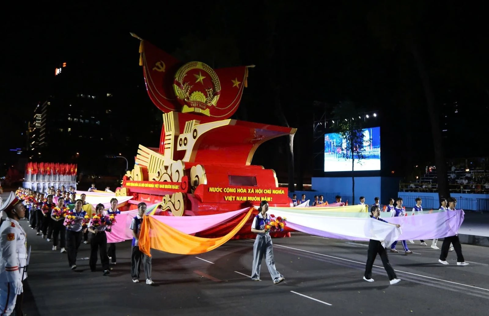 Khối xe Quốc huy, đi theo xe Quốc huy có 54 sinh viên Trường Đại học Sài Gòn trong trang phục 54 dân tộc anh em, tạo thành cộng đồng các dân tộc Việt Nam đoàn kết. Khối xe Quốc huy là khối xe đầu tiên tiến vào lễ đài.