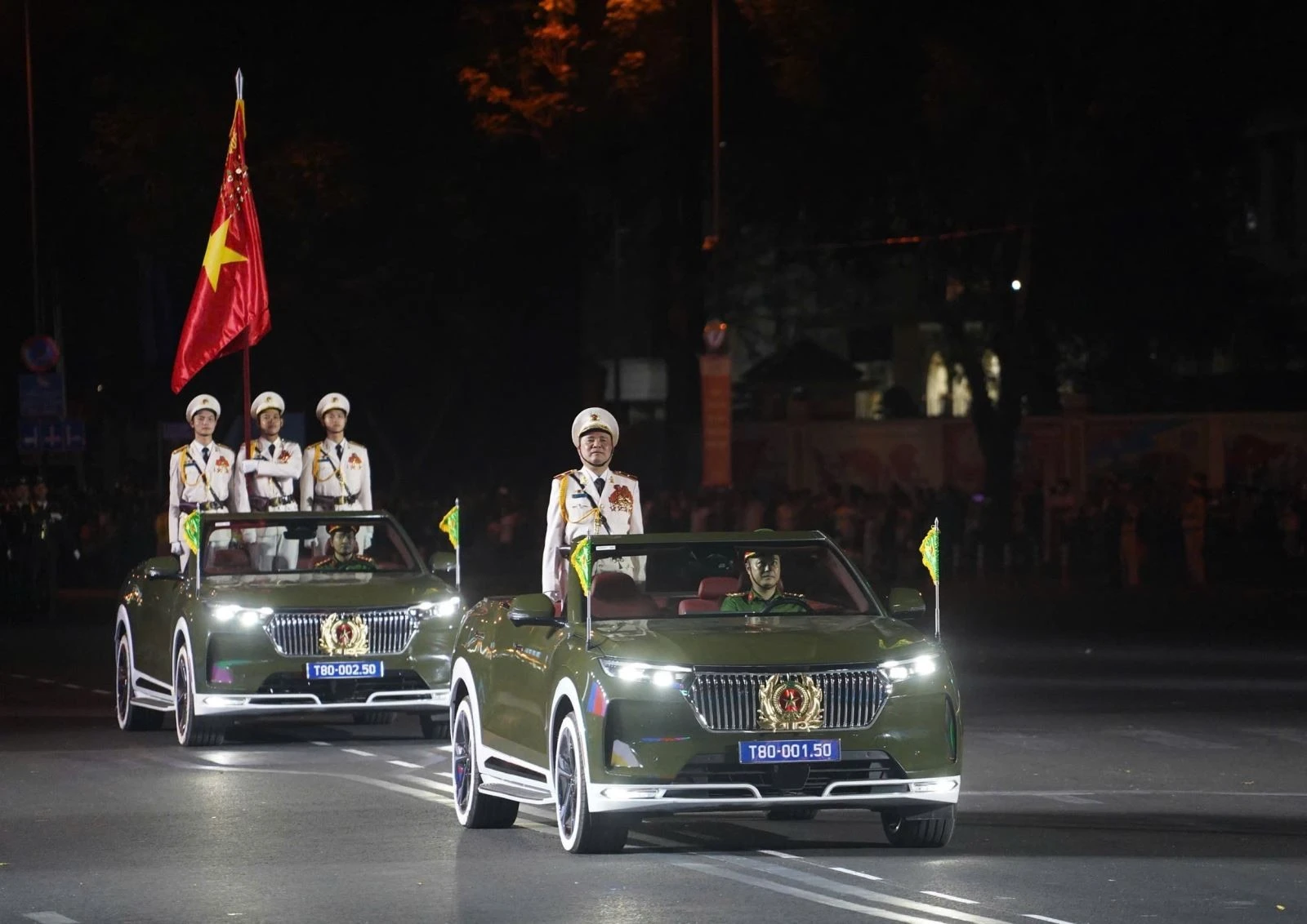 Chiếc xe mui trần được sử dụng làm xe tiêu binh dẫn đầu đoàn diễu hành của các lực lượng vũ trang được chế tác từ nguyên mẫu là một chiếc VinFast VF 9. Đây là mẫu xe ô tô điện thuộc phân khúc E-SUV cao cấp nhất trong dải sản phẩm của VinFast.