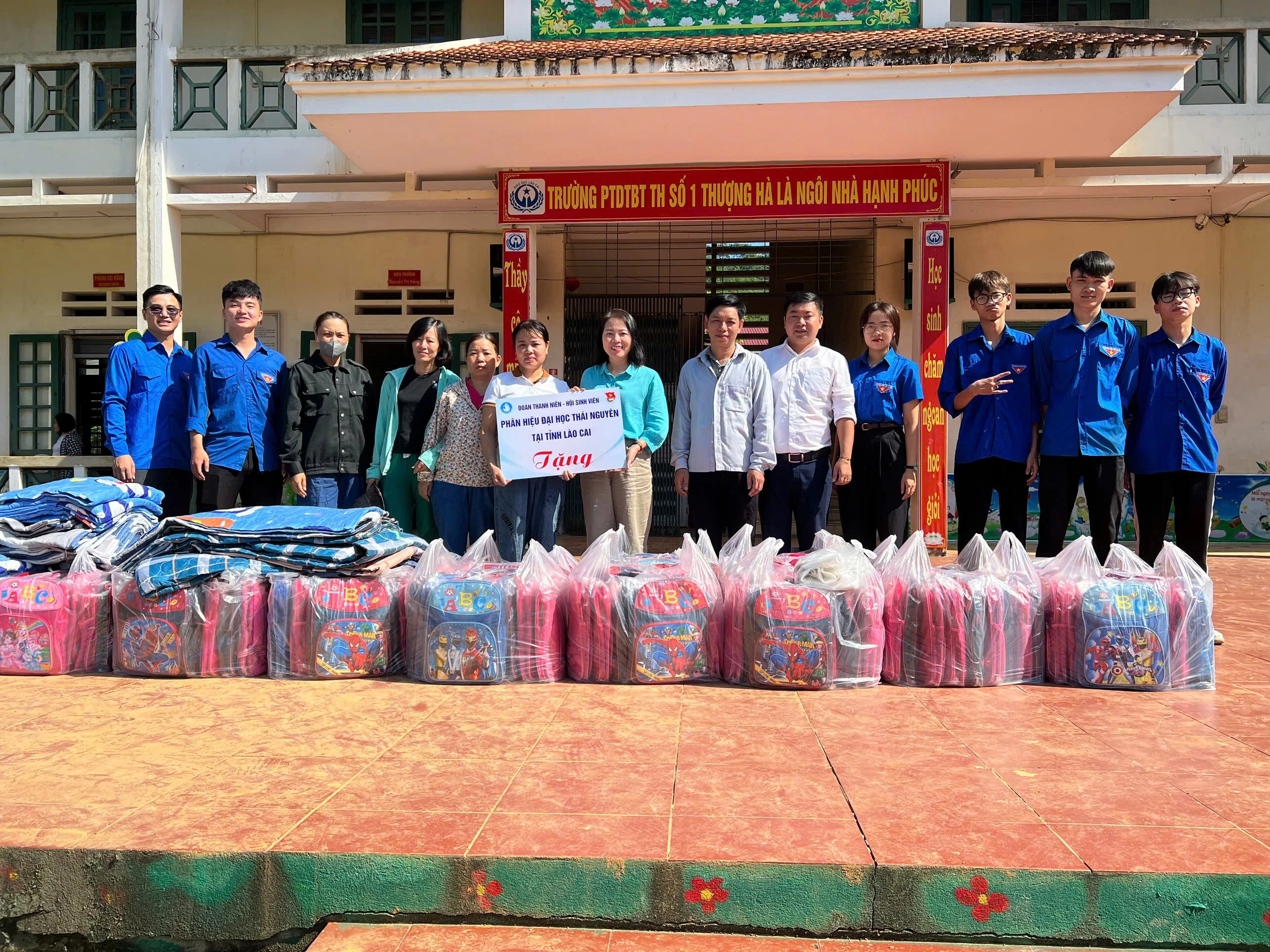 Trao quà tại trường PTDTBT tiểu học số 1 thượng hà.jpg