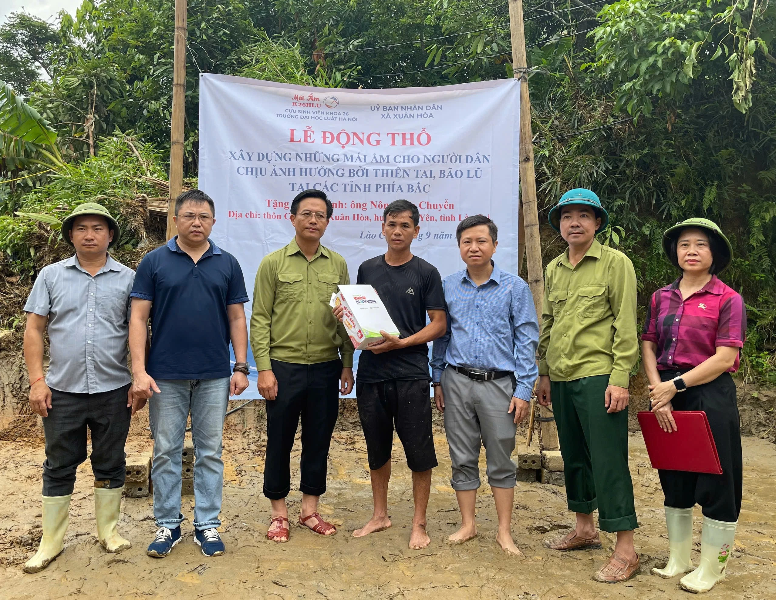 Trao quà cho gia đình anh Nông Văn Chuyển.jpg