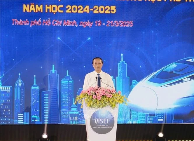 Thứ trưởng Bộ Giáo dục và Đào tạo Phạm Ngọc Thưởng phát biểu khai mạc cuộc thi.