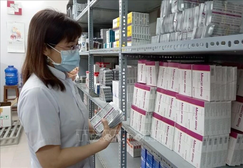 Nhân viên y tế bổ sung số thuốc mới được cung ứng vào quầy thuốc bảo hiểm y tế. Ảnh minh họa: Xuân Triệu/TTXVN