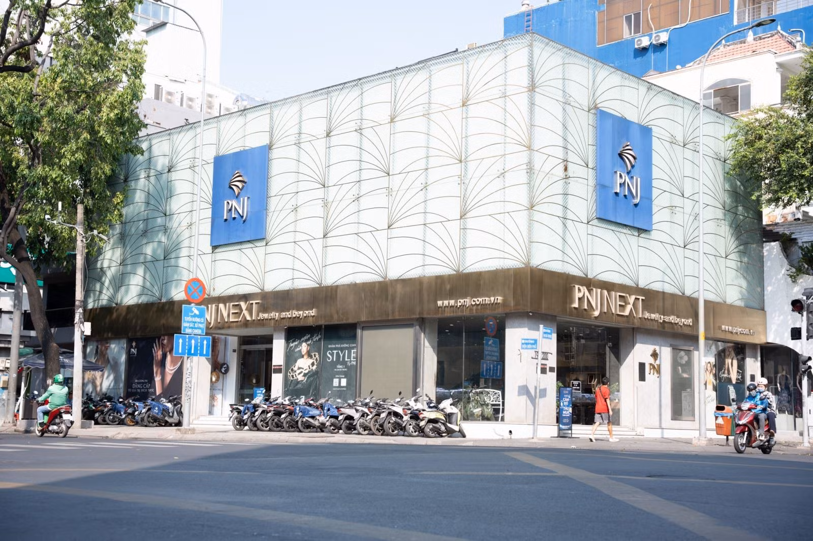 Cửa hàng kinh doanh vàng PNJ tại TP Hồ Chí Minh cũng vắng khách.