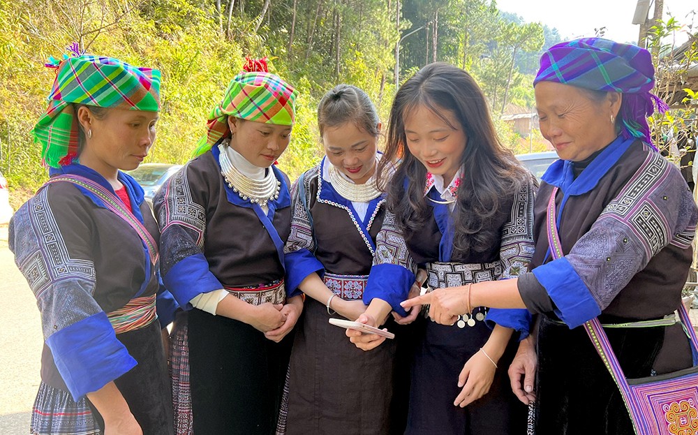 Thông qua các phong trào "Bình dân học AI" và "Bình dân học vụ số" đã lan tỏa công nghệ số đến bà con vùng sâu, vùng xa, góp phần xóa đi rào cản về công nghệ số. yb2.jpg
