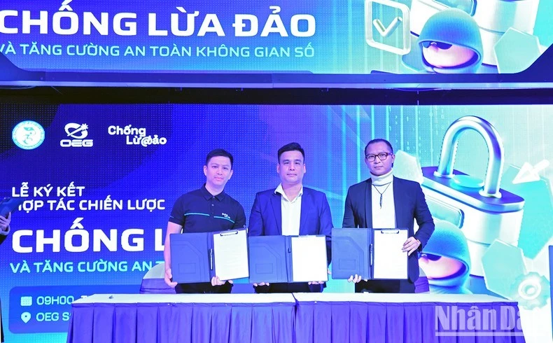 Nghi lễ ký kết hợp tác chiến lược chống lừa đảo và tăng cường an toàn không gian số giữa 3 bên.