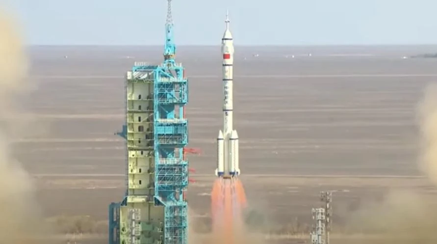 Tên lửa Long March-2F đưa phi hành đoàn Thần Châu 20 từ Trung tâm phóng vệ tinh Tửu Tuyền ở tây bắc Trung Quốc vào ngày 24/4/2024 lúc 5:17 sáng theo giờ miền Đông Hoa Kỳ. Ảnh: Đài truyền hình trung ương Trung Quốc (CCTV)