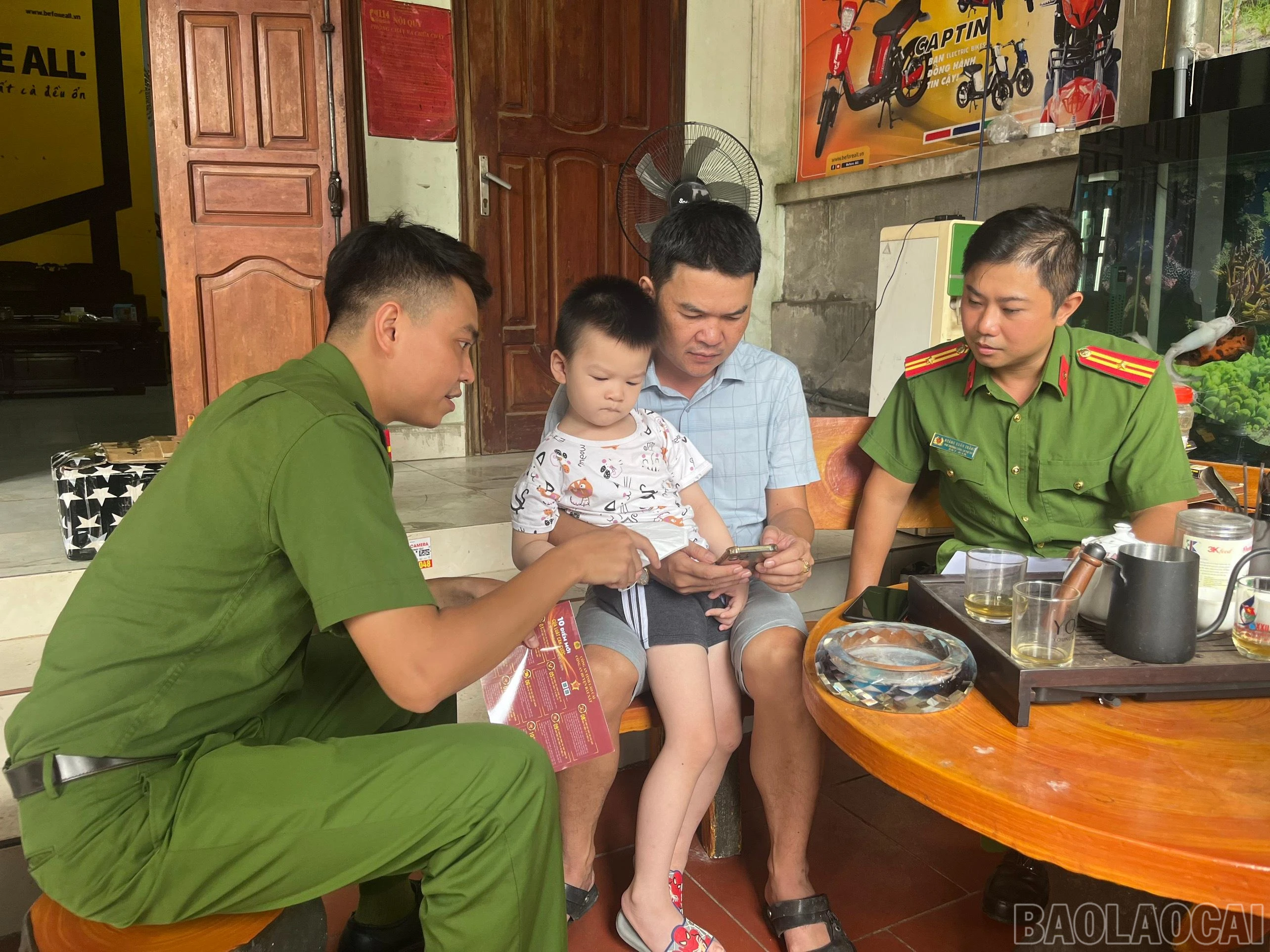 Công an huyện Bát Xát tới từng nhà dân tuyên truyền về Luật Căn cước.jpg