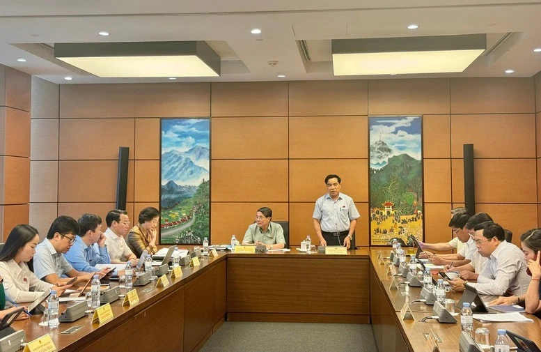 Các đại biểu Quốc hội thảo luận tại tổ 5 - Ảnh: VGP/Thu Giang