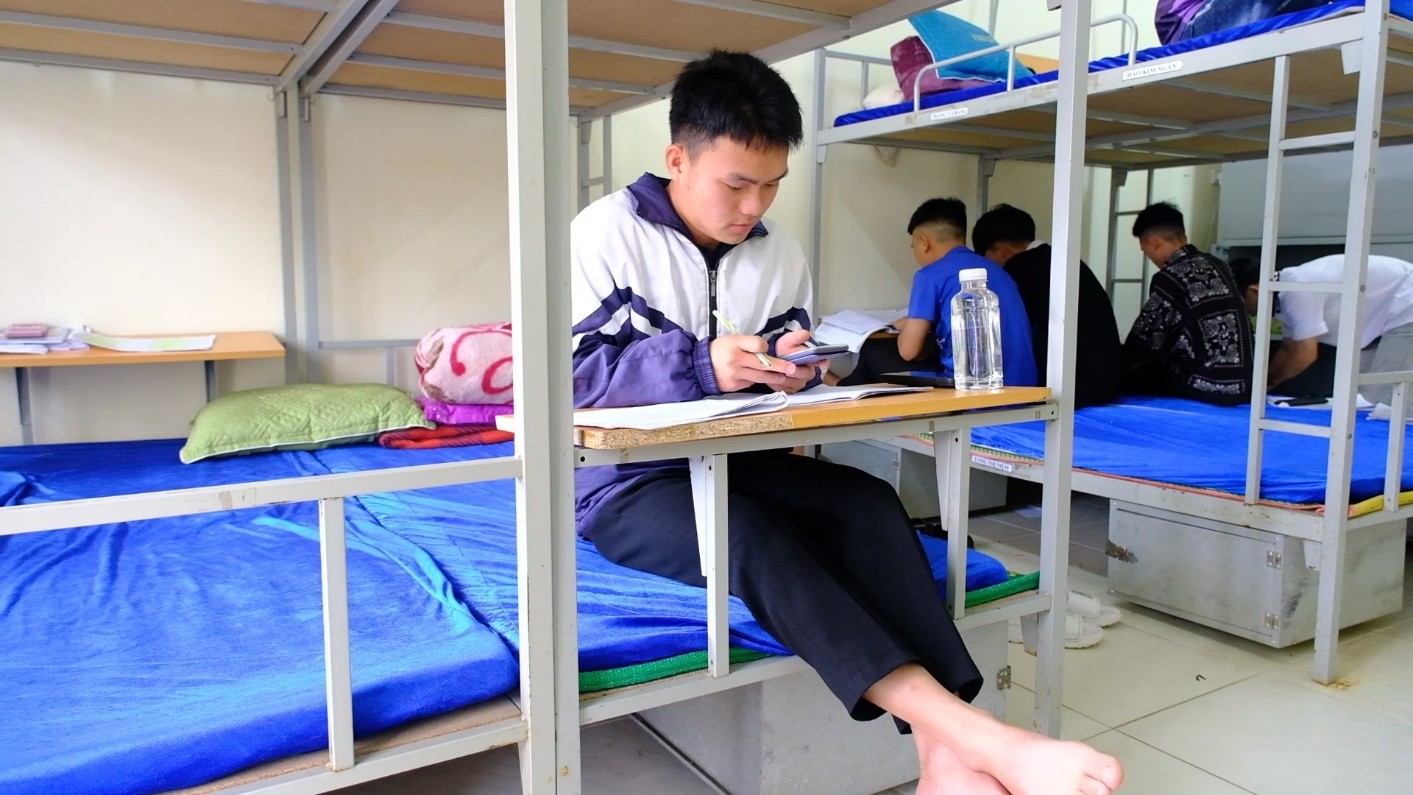 Sỉ tranh thủ ôn lại kiến thức để đạt kết quả cao trong các môn thi tốt nghiệp. mk3.jpg