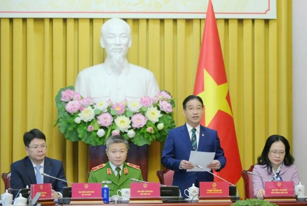 Đồng chí Phạm Thanh Hà công bố lệnh của Chủ tịch nước CHXHCN Việt Nam về công bố các luật.