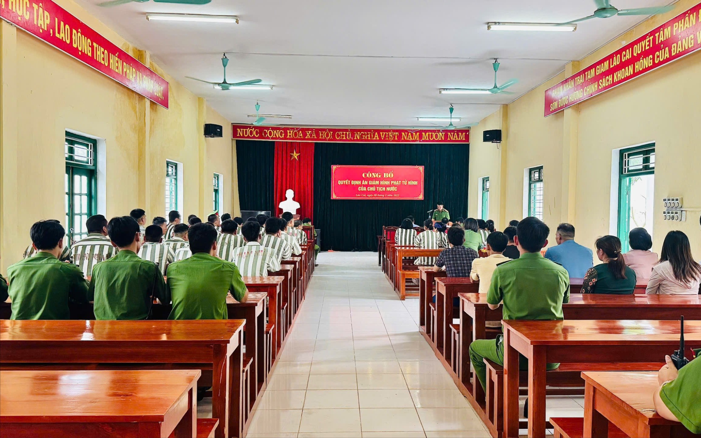 Quang cảnh lễ công bố quyết định. anh-1-quang-canh-buoi-le-cong-bo-quyet-dinh-an-xa-9979.jpg