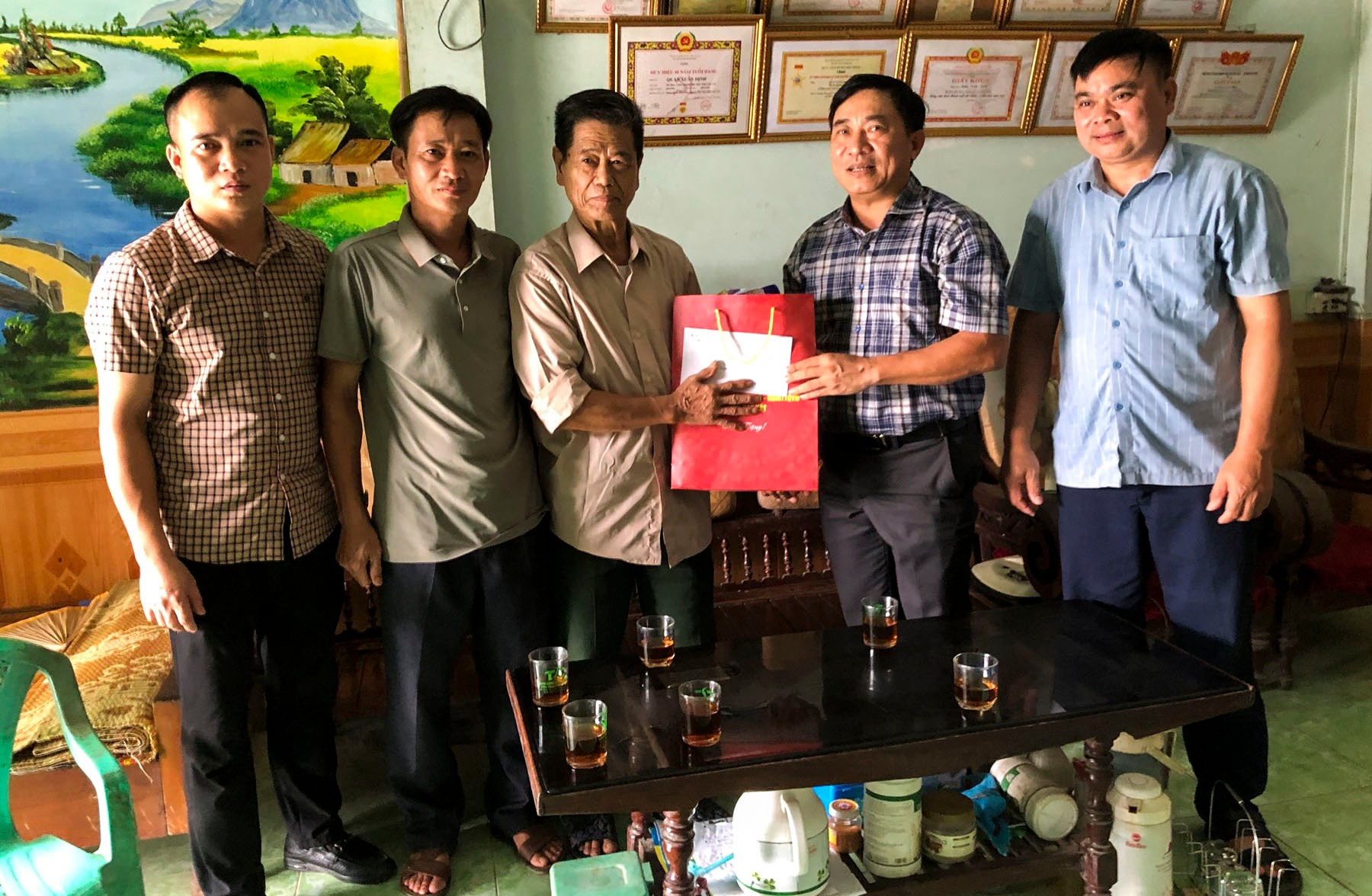 Đoàn công tác của huyện trao quà cho ông Quán Xuân Thịnh ở thôn Km4, xã Bản Vược. trao-qua-cho-ong-quan-xuan-thinh-thon-km4-xa-ban-vuoc.jpg