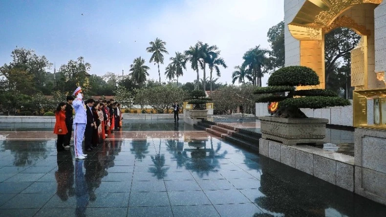 Các đại biểu dành phút mặc niệm tưởng nhớ công ơn các Anh hùng, liệt sĩ đã hy sinh vì độc lập, tự do của Tổ quốc.