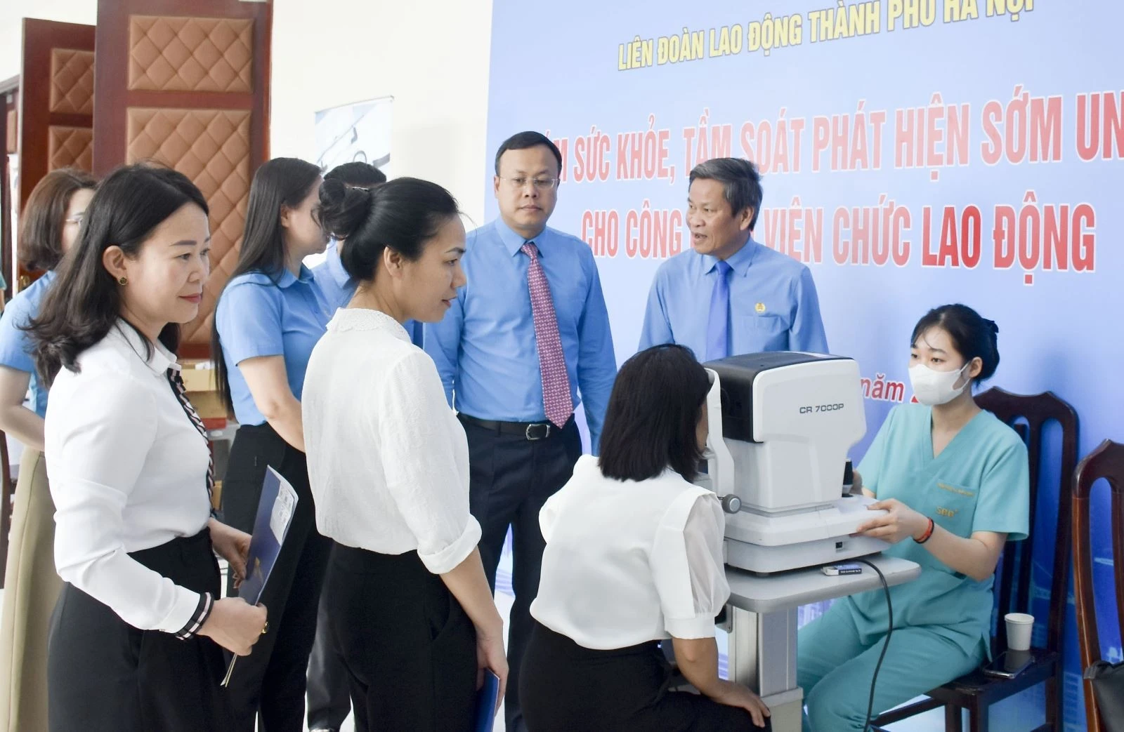 Chăm lo sức khoẻ người lao động.