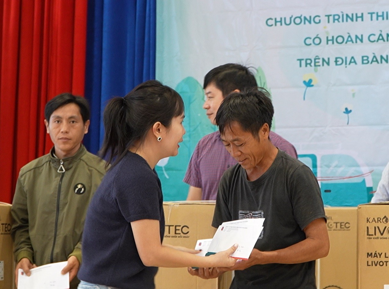 Trao quà động viên các hộ gia đình bị thiệt hại do hoàn lưu bão số 3 (Yagi). trao-qua-dong-vien-cho-cac-ho-gia-dinh-bi-thiet-hai-do-hoan-luu-bao-so-3-yagi-5272.jpg