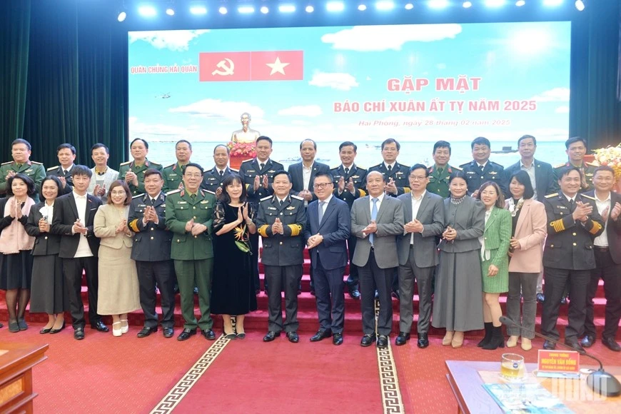 Lãnh đạo Quân chủng Hải quân cùng các đại biểu chụp ảnh chung tại buổi gặp mặt.