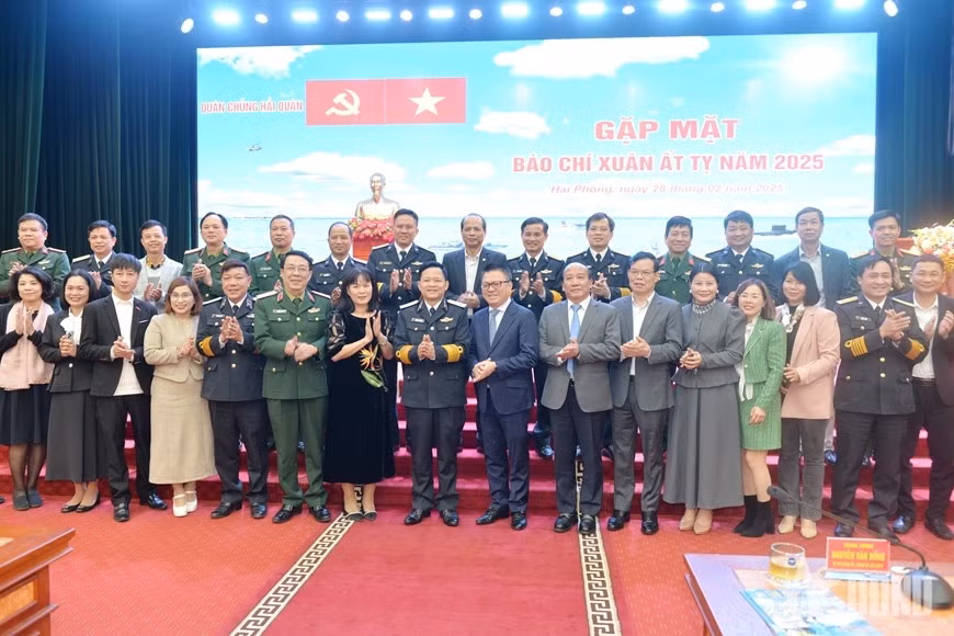 Lãnh đạo Quân chủng Hải quân cùng các đại biểu chụp ảnh chung tại buổi gặp mặt.