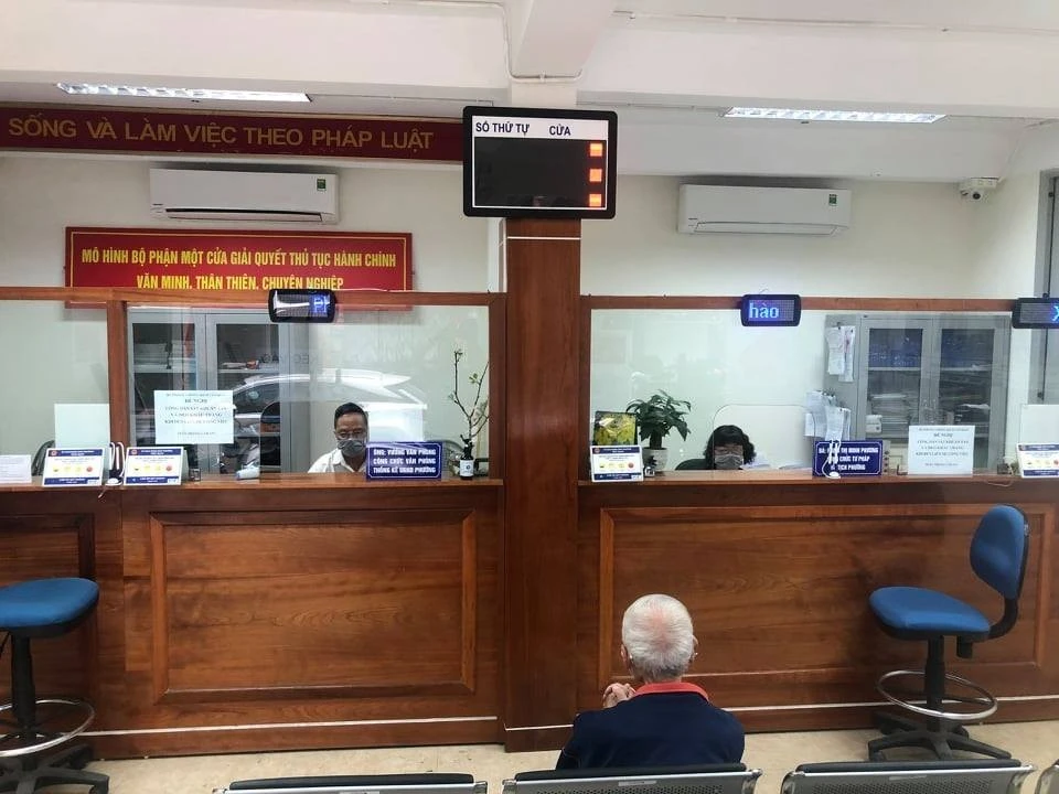 Tiếp nhận hồ sơ dịch vụ công tại 1 phường của Hà Nội.